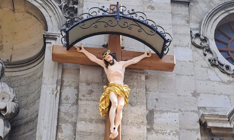 Хрест повернувся