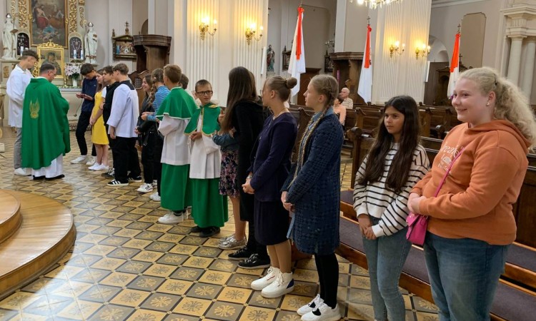 Молодь молиться Розарієм