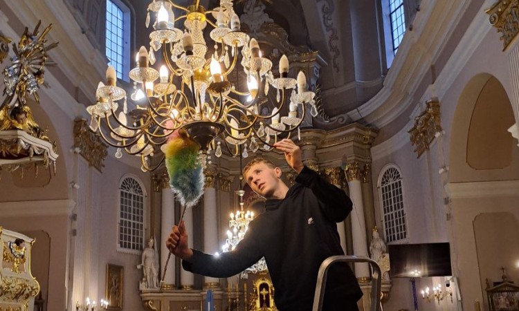 Прибирання костелу